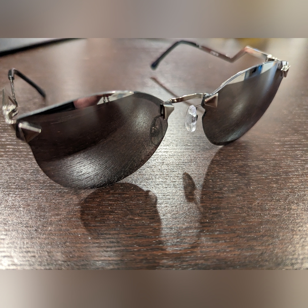Sunglasses - Picture 4 of 7